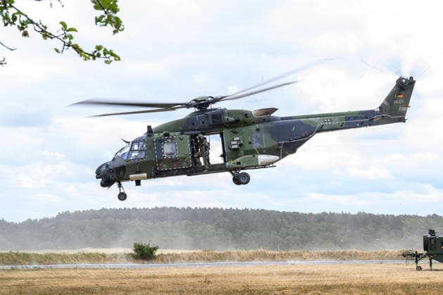 im Bild v.l.: Hubschrauber NH90 in Aktion, Vorführung, Start - Landung, Dynamic Display, GER, Bundesminister der Verteidigung Boris Pistorius besucht das Transporthubschrauberregiment 30 Tauberfranken auf dem Übungsplatz in Külsheim, DSK, 23.07.2026, *** Pictured from left: NH90 helicopter in action, demonstration, takeoff and landing, dynamic display, GER; Federal Minister of Defense Boris Pistorius visits the 30th Tauberfranken Transport Helicopter Regiment at the training area in Külsheim, DSK, July 23, 2026, Copyright: HMBxMedia UwexKoch