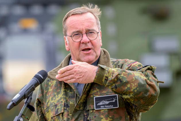 im Bild v.l.: Bundesminister der Verteidigung Boris Pistorius, GER, Bundesminister der Verteidigung Boris Pistorius besucht das Transporthubschrauberregiment 30 Tauberfranken auf dem Übungsplatz in Külsheim, DSK, 23.07.2026, *** Pictured from left: Federal Minister of Defense Boris Pistorius, GER; Federal Minister of Defense Boris Pistorius visits the 30th Tauberfranken Transport Helicopter Regiment at the training area in Külsheim, DSK, July 23, 2026, Copyright: HMBxMedia UwexKoch