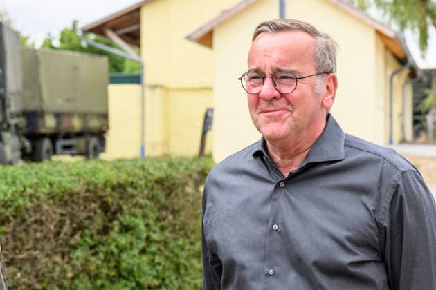 im Bild v.l.: Bundesminister der Verteidigung Boris Pistorius, GER, Bundesminister der Verteidigung Boris Pistorius besucht das Transporthubschrauberregiment 30 Tauberfranken auf dem Übungsplatz in Külsheim, DSK, 23.07.2026, *** Pictured from left: Federal Minister of Defense Boris Pistorius, GER; Federal Minister of Defense Boris Pistorius visits the 30th Tauberfranken Transport Helicopter Regiment at the training area in Külsheim, DSK, July 23, 2026, Copyright: HMBxMedia UwexKoch