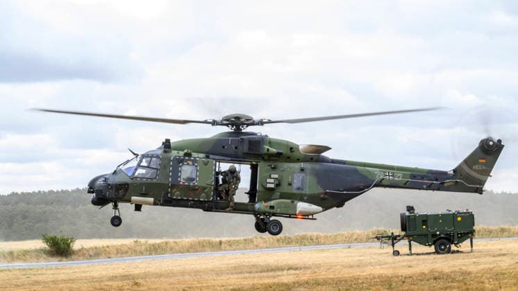 im Bild v.l.: Hubschrauber NH90 in Aktion, Vorführung, Start - Landung, Dynamic Display, GER, Bundesminister der Verteidigung Boris Pistorius besucht das Transporthubschrauberregiment 30 Tauberfranken auf dem Übungsplatz in Külsheim, DSK, 23.07.2026, *** Pictured from left: NH90 helicopter in action, demonstration, takeoff and landing, dynamic display, GER; Federal Minister of Defense Boris Pistorius visits the 30th Tauberfranken Transport Helicopter Regiment at the training area in Külsheim, DSK, July 23, 2026, Copyright: HMBxMedia UwexKoch