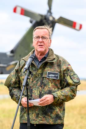 im Bild v.l.: Bundesminister der Verteidigung Boris Pistorius, GER, Bundesminister der Verteidigung Boris Pistorius besucht das Transporthubschrauberregiment 30 Tauberfranken auf dem Übungsplatz in Külsheim, DSK, 23.07.2026, *** Pictured from left: Federal Minister of Defense Boris Pistorius, GER; Federal Minister of Defense Boris Pistorius visits the 30th Tauberfranken Transport Helicopter Regiment at the training area in Külsheim, DSK, July 23, 2026, Copyright: HMBxMedia UwexKoch