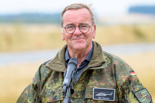 im Bild v.l.: Bundesminister der Verteidigung Boris Pistorius, GER, Bundesminister der Verteidigung Boris Pistorius besucht das Transporthubschrauberregiment 30 Tauberfranken auf dem Übungsplatz in Külsheim, DSK, 23.07.2026, *** Pictured from left: Federal Minister of Defense Boris Pistorius, GER; Federal Minister of Defense Boris Pistorius visits the 30th Tauberfranken Transport Helicopter Regiment at the training area in Külsheim, DSK, July 23, 2026, Copyright: HMBxMedia UwexKoch