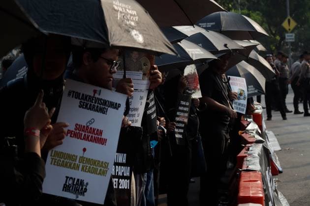 July 23, 2026, Jakarta, Indonesia: JAKARTA, INDONESIA Ã¢â‚¬ JULY 23, 2026: Human rights activists from the Victims Solidarity Network for Justice hold signs and banners during the 917th Kamisan protest outside the Merdeka Palace in Jakarta, Indonesia. The demonstrators called for renewed investigations into unresolved human rights violations and marked the 27th anniversary of the Teungku Bantaqiyah Incident under the theme Remembering to Reject Impunity. Jakarta Indonesia - ZUMAq101 20260723_zna_q101_065 Copyright: xMuhammadxRizkyxFebriansyahx