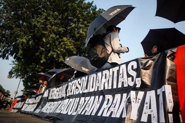 July 23, 2026, Jakarta, Indonesia: JAKARTA, INDONESIA Ã¢â‚¬ JULY 23, 2026: Human rights activists from the Victims Solidarity Network for Justice hold signs and banners during the 917th Kamisan protest outside the Merdeka Palace in Jakarta, Indonesia. The demonstrators called for renewed investigations into unresolved human rights violations and marked the 27th anniversary of the Teungku Bantaqiyah Incident under the theme Remembering to Reject Impunity. Jakarta Indonesia - ZUMAq101 20260723_zna_q101_072 Copyright: xMuhammadxRizkyxFebriansyahx