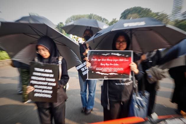 July 23, 2026, Jakarta, Indonesia: JAKARTA, INDONESIA Ã¢â‚¬ JULY 23, 2026: Human rights activists from the Victims Solidarity Network for Justice hold signs and banners during the 917th Kamisan protest outside the Merdeka Palace in Jakarta, Indonesia. The demonstrators called for renewed investigations into unresolved human rights violations and marked the 27th anniversary of the Teungku Bantaqiyah Incident under the theme Remembering to Reject Impunity. Jakarta Indonesia - ZUMAq101 20260723_zna_q101_070 Copyright: xMuhammadxRizkyxFebriansyahx