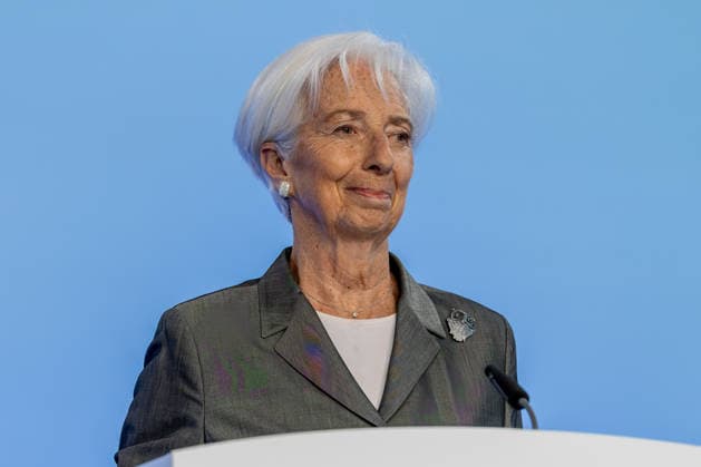 EZB Zinsentscheidung 23.07.2026: EZB-Präsidentin Christine Lagarde während der Pressekonferenz nach der Ratssitzung der Europäischen Zentralbank (EZB) in Frankfurt am Main. Der EZB-Rat beließ die Leitzinsen im Euroraum unverändert. Der für Banken und Sparer wichtige Einlagenzins bleibt bei 2,25 Prozent. Im Mittelpunkt der Pressekonferenz stehen die geldpolitischen Beschlüsse sowie der weitere Ausblick der Notenbank. Frankfurt am Main Europäische Zentralbank Hessen Deutschland *** ECB Interest Rate Decision, July 23, 2026: ECB President Christine Lagarde during the press conference following the European Central Bank (ECB) Governing Council meeting in Frankfurt am Main. The ECB Governing Council left key interest rates in the euro ar