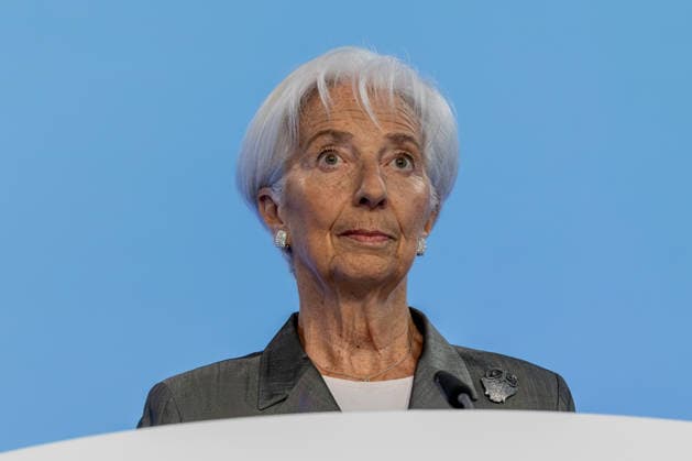 EZB Zinsentscheidung 23.07.2026: EZB-Präsidentin Christine Lagarde während der Pressekonferenz nach der Ratssitzung der Europäischen Zentralbank (EZB) in Frankfurt am Main. Der EZB-Rat beließ die Leitzinsen im Euroraum unverändert. Der für Banken und Sparer wichtige Einlagenzins bleibt bei 2,25 Prozent. Im Mittelpunkt der Pressekonferenz stehen die geldpolitischen Beschlüsse sowie der weitere Ausblick der Notenbank. Frankfurt am Main Europäische Zentralbank Hessen Deutschland *** ECB Interest Rate Decision, July 23, 2026: ECB President Christine Lagarde during the press conference following the European Central Bank (ECB) Governing Council meeting in Frankfurt am Main. The ECB Governing Council left key interest rates in the euro ar