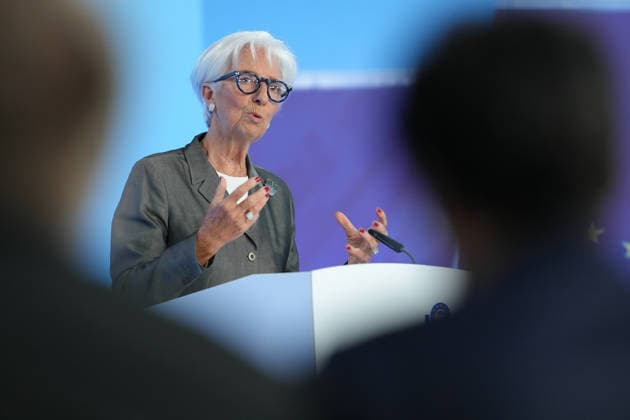 Pressekonferenz der Europaeischen Zentralbank (EZB) zur Zinsentscheidung Christine Lagarde, Praesidentin der Europaeischen Zentralbank (EZB) im Portrait unterstreicht sie ihre Aussagen mit starker Handgeste und Mimik bei der Pressekonferenz zur Zinsentscheidung der Europaeischen Zentralbank (EZB), Frankfurt am Main, 23.07.2026 Frankfurt am Main Hessen Deutschland *** European Central Bank (ECB) Press Conference on the Interest Rate Decision: Christine Lagarde, Portrait of Christine Lagarde, President of the European Central Bank (ECB): She emphasizes her statements with strong hand gestures and facial expressions during the press conference on the European Central Bank’s (ECB) interest rate decision, Frankfurt am Main, July 23, 2026, Frank