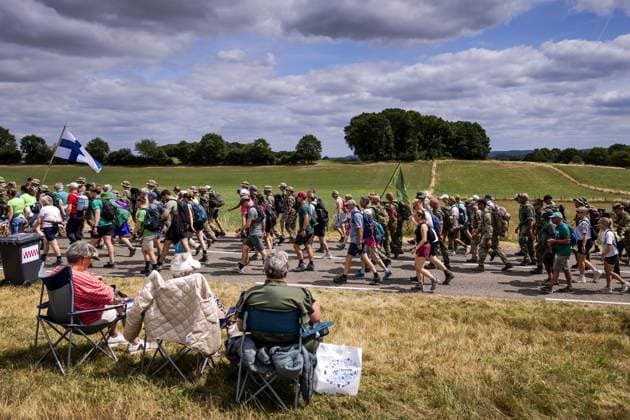 GROESBEEK - Walkers brave the Zevenheuvelenweg on the third day of the Nijmegen Four Days Marches. Green Thursday brought the walkers to the Seven Hills and past green villages such as Mook and Milsbeek. ROBIN VAN LONKHUIJSEN ANP netherlands out - belgium out  Copyright: xx x564124816x originalFilename: 564124816.jpg