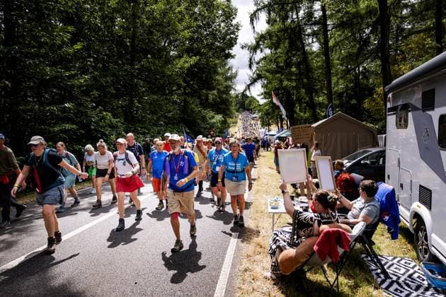 GROESBEEK - Walkers brave the Zevenheuvelenweg on the third day of the Nijmegen Four Days Marches. Green Thursday brought the walkers to the Seven Hills and past green villages such as Mook and Milsbeek. ROBIN VAN LONKHUIJSEN ANP netherlands out - belgium out  Copyright: xx x564125225x originalFilename: 564125225.jpg