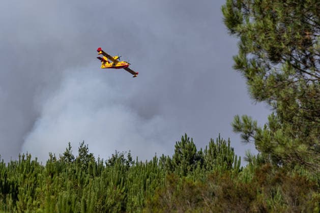 Wildfire Burns Near Le Porge - Gironde Firefighters are battling the blaze as emergency services remain mobilized to protect nearby residents, tourists and properties. Smoke rises as a wildfire burns near Lacanau and Le Porge, Gironde, France, on July 23, 2026. Photo by Margot Le Gonidec ABACAPRESS.COM Le Porge Gironde France  Copyright: xLexGonidecxMargot ABACAx