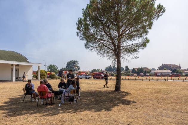 Wildfire Burns Near Le Porge - Gironde Firefighters are battling the blaze as emergency services remain mobilized to protect nearby residents, tourists and properties. Smoke rises as a wildfire burns near Lacanau and people are gathered at an emergency reception center in Le Porge, Gironde, France, on July 23, 2026. Photo by Margot Le Gonidec ABACAPRESS.COM Le Porge Gironde France  Copyright: xLexGonidecxMargot ABACAx