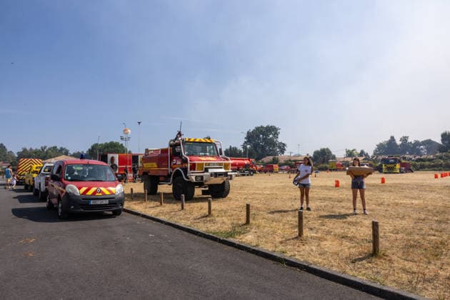 Wildfire Burns Near Le Porge - Gironde Firefighters are battling the blaze as emergency services remain mobilized to protect nearby residents, tourists and properties. Smoke rises as a wildfire burns near Lacanau and Le Porge, Gironde, France, on July 23, 2026. Photo by Margot Le Gonidec ABACAPRESS.COM Le Porge Gironde France  Copyright: xLexGonidecxMargot ABACAx