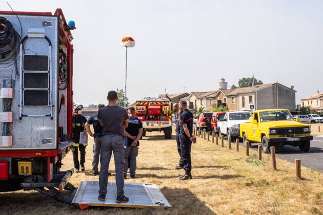 Wildfire Burns Near Le Porge - Gironde Firefighters are battling the blaze as emergency services remain mobilized to protect nearby residents, tourists and properties. Smoke rises as a wildfire burns near Lacanau and Le Porge, Gironde, France, on July 23, 2026. Photo by Margot Le Gonidec ABACAPRESS.COM Le Porge Gironde France  Copyright: xLexGonidecxMargot ABACAx