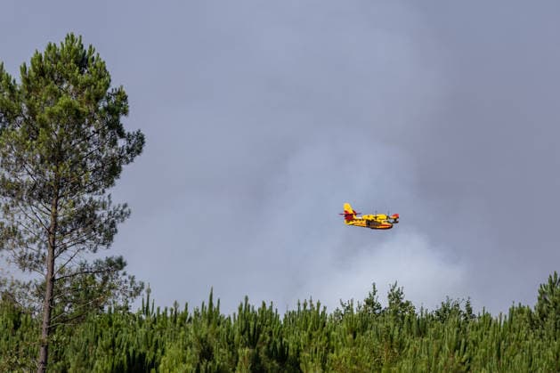 Wildfire Burns Near Le Porge - Gironde Firefighters are battling the blaze as emergency services remain mobilized to protect nearby residents, tourists and properties. Smoke rises as a wildfire burns near Lacanau and Le Porge, Gironde, France, on July 23, 2026. Photo by Margot Le Gonidec ABACAPRESS.COM Le Porge Gironde France  Copyright: xLexGonidecxMargot ABACAx