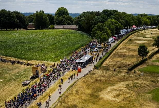 GROESBEEK - Drone photo of walkers braving the Zevenheuvelenweg on the third day of the Nijmegen Four Days Marches. Green Thursday took the walkers to the Seven Hills and past green villages such as Mook and Milsbeek. ROBIN VAN LONKHUIJSEN ANP netherlands out - belgium out  Copyright: xx x564126265x originalFilename: 564126265.jpg