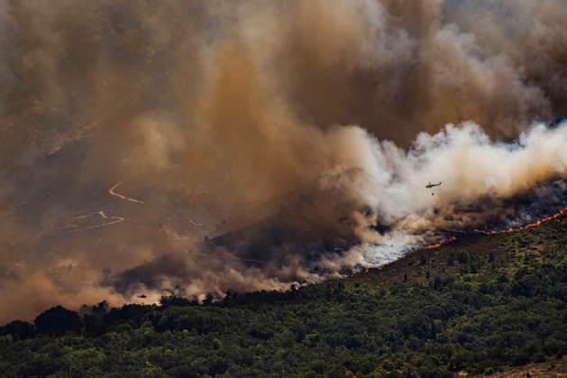 The forest fire in Burgohondo, Ávila, has been raised to IGR 2 as more than 300 hectares of forested areas are at risk. View of a thick column of smoke caused by a forest fire on July 23, 2026, in Burgohondo, Ávila, Castile and León, Spain. The Regional Government of Castile and León has raised the Potential Severity Index (IGR) to Level 2 for the wildfire that broke out in Burgohondo, Ávila, which may threaten forested areas covering more than 300 hectares and pose a serious risk to the population and non-forest assets July 23, 2026 Burgohondo, Ávila, Castile and León Burgohondo, Ávila, Castile and León, Spain  Copyright: xMateoxLanzuelax 7683041