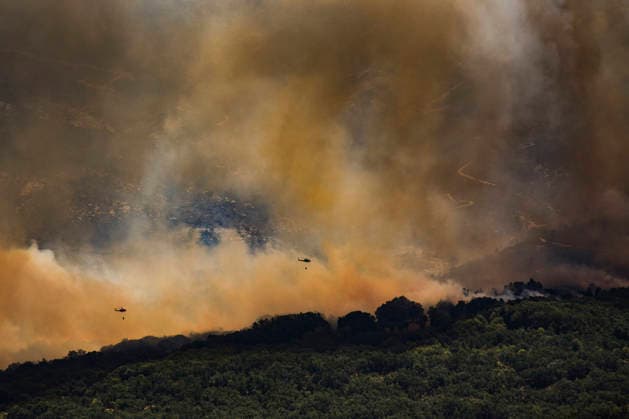 The forest fire in Burgohondo, Ávila, has been raised to IGR 2 as more than 300 hectares of forested areas are at risk. View of a thick column of smoke caused by a forest fire on July 23, 2026, in Burgohondo, Ávila, Castile and León, Spain. The Regional Government of Castile and León has raised the Potential Severity Index (IGR) to Level 2 for the wildfire that broke out in Burgohondo, Ávila, which may threaten forested areas covering more than 300 hectares and pose a serious risk to the population and non-forest assets July 23, 2026 Burgohondo, Ávila, Castile and León Burgohondo, Ávila, Castile and León, Spain  Copyright: xMateoxLanzuelax 7683042