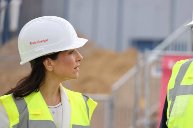 Bundeswirtschaftsministerin Reiche Produktion 23.07.2026, Germany, Koeln, Katherina Reiche, eröffnet mit der Firma Rhein Energie die Grundsteinlegung zu Europas grösster Flusswärme Pumpe, mit dabei Mona Neubauer, Ministerin NRW Grüne und Torsten Burmester , OB Köln, RheinEnergie Vorstand Andreas Feicht Koeln Nordrhein-Westfahlen Germany *** Federal Minister of Economic Affairs Katherina Reiche, Production, July 23, 2026, Germany, Cologne: Katherina Reiche, together with RheinEnergie, lays the cornerstone for Europe’s largest river heat pump. Also in attendance are Mona Neubauer, Minister for the Greens in North Rhine-Westphalia, and Torsten Burmester, Mayor of Cologne, as well as RheinEnergie CEO Andreas Feicht. Cologne, North Rhine-Westp