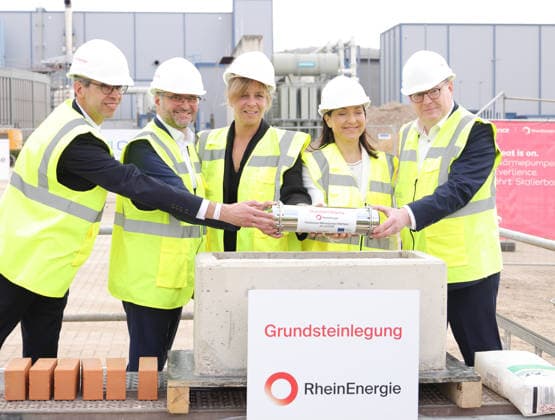 Bundeswirtschaftsministerin Reiche Produktion 23.07.2026, Germany, Koeln, Katherina Reiche, eröffnet mit der Firma Rhein Energie die Grundsteinlegung zu Europas grösster Flusswärme Pumpe, mit dabei Mona Neubauer, Ministerin NRW Grüne und Torsten Burmester , OB Köln, RheinEnergie Vorstand Andreas Feicht Koeln Nordrhein-Westfahlen Germany *** Federal Minister of Economic Affairs Katherina Reiche, Production, July 23, 2026, Germany, Cologne: Katherina Reiche, together with RheinEnergie, lays the cornerstone for Europe’s largest river heat pump. Also in attendance are Mona Neubauer, Minister for the Greens in North Rhine-Westphalia, and Torsten Burmester, Mayor of Cologne, as well as RheinEnergie CEO Andreas Feicht. Cologne, North Rhine-Westp