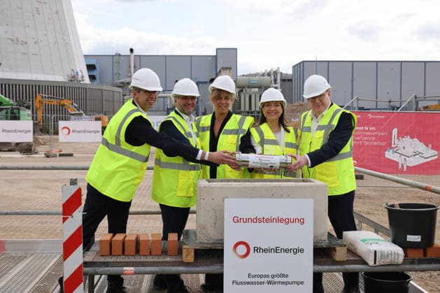 Bundeswirtschaftsministerin Reiche Produktion 23.07.2026, Germany, Koeln, Katherina Reiche, eröffnet mit der Firma Rhein Energie die Grundsteinlegung zu Europas grösster Flusswärme Pumpe, mit dabei Mona Neubauer, Ministerin NRW Grüne und Torsten Burmester , OB Köln, RheinEnergie Vorstand Andreas Feicht Koeln Nordrhein-Westfahlen Germany *** Federal Minister of Economic Affairs Katherina Reiche, Production, July 23, 2026, Germany, Cologne: Katherina Reiche, together with RheinEnergie, lays the cornerstone for Europe’s largest river heat pump. Also in attendance are Mona Neubauer, Minister for the Greens in North Rhine-Westphalia, and Torsten Burmester, Mayor of Cologne, as well as RheinEnergie CEO Andreas Feicht. Cologne, North Rhine-Westp