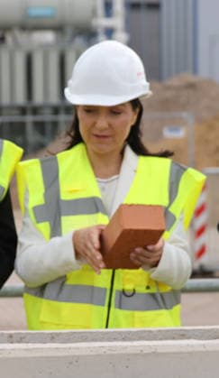 Bundeswirtschaftsministerin Reiche Produktion 23.07.2026, Germany, Koeln, Katherina Reiche, eröffnet mit der Firma Rhein Energie die Grundsteinlegung zu Europas grösster Flusswärme Pumpe, mit dabei Mona Neubauer, Ministerin NRW Grüne und Torsten Burmester , OB Köln, RheinEnergie Vorstand Andreas Feicht Koeln Nordrhein-Westfahlen Germany *** Federal Minister of Economic Affairs Katherina Reiche, Production, July 23, 2026, Germany, Cologne: Katherina Reiche, together with RheinEnergie, lays the cornerstone for Europe’s largest river heat pump. Also in attendance are Mona Neubauer, Minister for the Greens in North Rhine-Westphalia, and Torsten Burmester, Mayor of Cologne, as well as RheinEnergie CEO Andreas Feicht. Cologne, North Rhine-Westp
