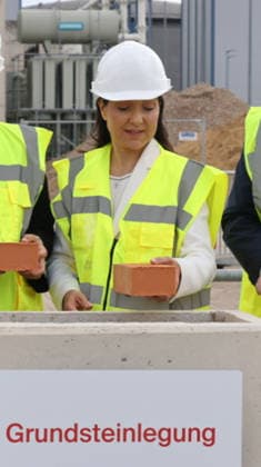 Bundeswirtschaftsministerin Reiche Produktion 23.07.2026, Germany, Koeln, Katherina Reiche, eröffnet mit der Firma Rhein Energie die Grundsteinlegung zu Europas grösster Flusswärme Pumpe, mit dabei Mona Neubauer, Ministerin NRW Grüne und Torsten Burmester , OB Köln, RheinEnergie Vorstand Andreas Feicht Koeln Nordrhein-Westfahlen Germany *** Federal Minister of Economic Affairs Katherina Reiche, Production, July 23, 2026, Germany, Cologne: Katherina Reiche, together with RheinEnergie, lays the cornerstone for Europe’s largest river heat pump. Also in attendance are Mona Neubauer, Minister for the Greens in North Rhine-Westphalia, and Torsten Burmester, Mayor of Cologne, as well as RheinEnergie CEO Andreas Feicht. Cologne, North Rhine-Westp