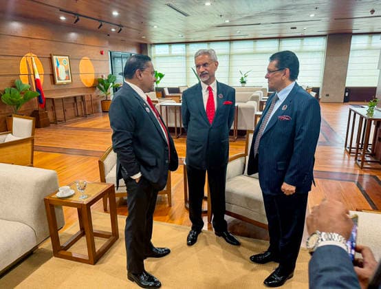 RECORD DATE NOT STATED EAM S. Jaishankar interacts with his Sri Lankan & Bangladeshi counterparts in Manila Manila Philippines , Jul 23 (ANI): External Affairs Minister S. Jaishankar interacts with Sri Lankan Foreign Minister Vijitha Herath and Bangladesh s Foreign Minister Khalilur Rahman during the 33rd ASEAN Regional Forum (ARF) Ministerial Meeting, in Manila on Thursday. (@DrSJaishankar X ANI Photo) Manila Philippines Copyright: xANIx ANI_20260723013
