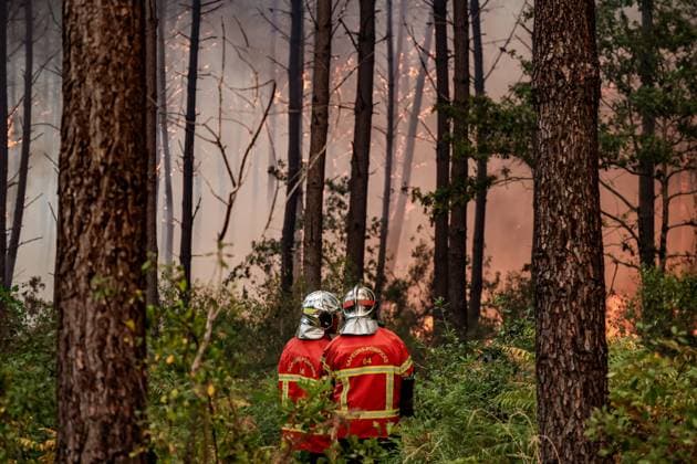 Fire in Gironde: 3,100 hectares burned between Saumos and Le Porge NEAR LEGE CAP FERRET PHOTOPQR SUD OUEST Guillaume Bonnaud GUILLAUME BONNAUD Bordeaux July 23, 2026 JULY 23, 2026 IN GIRONDE AROUND 2:30 P.M. Fire in Gironde: 3,100 hectares burned between Saumos and Le Porge NEAR LEGE CAP FERRET PH Guillaume Bonnaud Gironde, France – July 23, 2026 Firefighters battle a fast-moving wildfire in Bordeaux, Gironde, France  Copyright: xPHOTOPQR SUDxOUEST MAXPPPxGUILLAUMExBONNAUDx 20260723SDO6213 20260723SDO6213