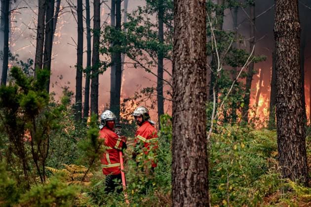 Fire in Gironde: 3,100 hectares burned between Saumos and Le Porge NEAR LEGE CAP FERRET PHOTOPQR SUD OUEST Guillaume Bonnaud GUILLAUME BONNAUD Bordeaux July 23, 2026 JULY 23, 2026 IN GIRONDE AROUND 2:30 P.M. Fire in Gironde: 3,100 hectares burned between Saumos and Le Porge NEAR LEGE CAP FERRET PH Guillaume Bonnaud Gironde, France – July 23, 2026 Firefighters battle a fast-moving wildfire in Bordeaux, Gironde, France  Copyright: xPHOTOPQR SUDxOUEST MAXPPPxGUILLAUMExBONNAUDx 20260723SDO6214 20260723SDO6214