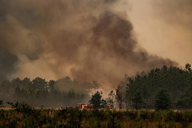 Fire in Gironde: 3,100 hectares burned between Saumos and Le Porge NEAR LEGE CAP FERRET PHOTOPQR SUD OUEST Guillaume Bonnaud GUILLAUME BONNAUD Bordeaux July 23, 2026 JULY 23, 2026 IN GIRONDE AROUND 2:30 P.M. Fire in Gironde: 3,100 hectares burned between Saumos and Le Porge NEAR LEGE CAP FERRET PH Guillaume Bonnaud Gironde, France – July 23, 2026 Firefighters battle a fast-moving wildfire in Bordeaux, Gironde, France  Copyright: xPHOTOPQR SUDxOUEST MAXPPPxGUILLAUMExBONNAUDx 20260723SDO6217 20260723SDO6217
