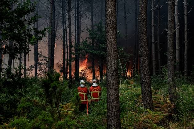 Fire in Gironde: 3,100 hectares burned between Saumos and Le Porge NEAR LEGE CAP FERRET PHOTOPQR SUD OUEST Guillaume Bonnaud GUILLAUME BONNAUD Bordeaux July 23, 2026 JULY 23, 2026 IN GIRONDE AROUND 2:30 P.M. Fire in Gironde: 3,100 hectares burned between Saumos and Le Porge NEAR LEGE CAP FERRET PH Guillaume Bonnaud Gironde, France – July 23, 2026 Firefighters battle a fast-moving wildfire in Bordeaux, Gironde, France  Copyright: xPHOTOPQR SUDxOUEST MAXPPPxGUILLAUMExBONNAUDx 20260723SDO6221 20260723SDO6221