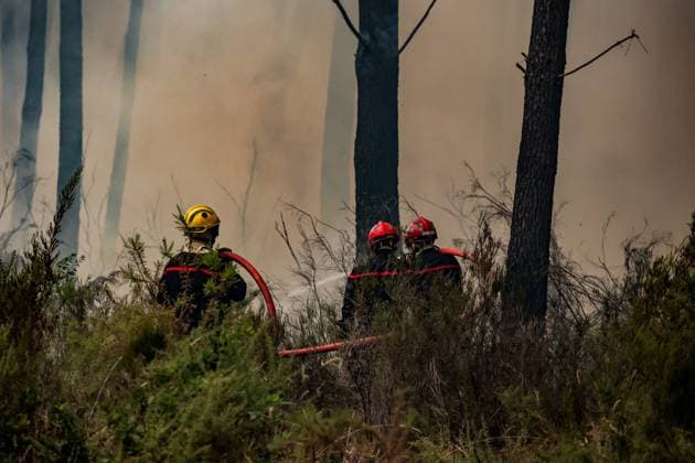 Fire in Gironde: 3,100 hectares burned between Saumos and Le Porge NEAR LEGE CAP FERRET PHOTOPQR SUD OUEST Guillaume Bonnaud GUILLAUME BONNAUD Bordeaux July 23, 2026 JULY 23, 2026 IN GIRONDE AROUND 2:30 P.M. Fire in Gironde: 3,100 hectares burned between Saumos and Le Porge NEAR LEGE CAP FERRET PH Guillaume Bonnaud Gironde, France – July 23, 2026 Firefighters battle a fast-moving wildfire in Bordeaux, Gironde, France  Copyright: xPHOTOPQR SUDxOUEST MAXPPPxGUILLAUMExBONNAUDx 20260723SDO6225 20260723SDO6225