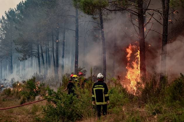 Fire in Gironde: 3,100 hectares burned between Saumos and Le Porge NEAR LEGE CAP FERRET PHOTOPQR SUD OUEST Guillaume Bonnaud GUILLAUME BONNAUD Bordeaux July 23, 2026 JULY 23, 2026 IN GIRONDE AROUND 2:30 P.M. Fire in Gironde: 3,100 hectares burned between Saumos and Le Porge NEAR LEGE CAP FERRET PH Guillaume Bonnaud Gironde, France – July 23, 2026 Firefighters battle a fast-moving wildfire in Bordeaux, Gironde, France  Copyright: xPHOTOPQR SUDxOUEST MAXPPPxGUILLAUMExBONNAUDx 20260723SDO6229 20260723SDO6229