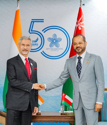 RECORD DATE NOT STATED S. Jaishankar meets Oman s Foreign Minister, Sayyid Badr bin Hamad Al Busaidi Manila Philippines , Jul 23 (ANI): External Affairs Minister S. Jaishankar meets Oman s Foreign Minister, Sayyid Badr bin Hamad Al Busaidi, on the sidelines of the ASEAN-related Foreign Ministers meetings, in Manila on Thursday. (@DrSJaishankar X ANI Photo) Manila Philippines Copyright: xANIx ANI_20260723199