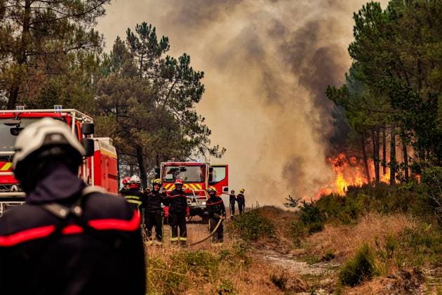 Fire in Gironde: 3,100 hectares burned between Saumos and Le Porge NEAR LEGE CAP FERRET PHOTOPQR SUD OUEST Guillaume Bonnaud GUILLAUME BONNAUD Bordeaux July 23, 2026 JULY 23, 2026 IN GIRONDE AROUND 2:30 P.M. Fire in Gironde: 3,100 hectares burned between Saumos and Le Porge NEAR LEGE CAP FERRET PH Guillaume Bonnaud Gironde, France – July 23, 2026 Firefighters battle a fast-moving wildfire in Bordeaux, Gironde, France  Copyright: xPHOTOPQR SUDxOUEST MAXPPPxGUILLAUMExBONNAUDx 20260723SDO6242 20260723SDO6242