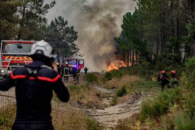 Fire in Gironde: 3,100 hectares burned between Saumos and Le Porge NEAR LEGE CAP FERRET PHOTOPQR SUD OUEST Guillaume Bonnaud GUILLAUME BONNAUD Bordeaux July 23, 2026 JULY 23, 2026 IN GIRONDE AROUND 2:30 P.M. Fire in Gironde: 3,100 hectares burned between Saumos and Le Porge NEAR LEGE CAP FERRET PH Guillaume Bonnaud Gironde, France – July 23, 2026 Firefighters battle a fast-moving wildfire in Bordeaux, Gironde, France  Copyright: xPHOTOPQR SUDxOUEST MAXPPPxGUILLAUMExBONNAUDx 20260723SDO6243 20260723SDO6243