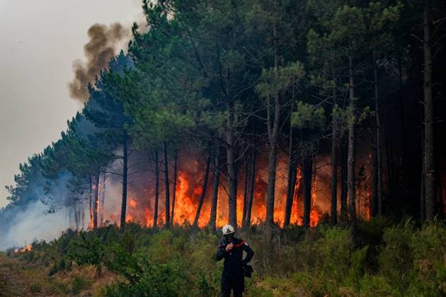 Fire in Gironde: 3,100 hectares burned between Saumos and Le Porge NEAR LEGE CAP FERRET PHOTOPQR SUD OUEST Guillaume Bonnaud GUILLAUME BONNAUD Bordeaux July 23, 2026 JULY 23, 2026 IN GIRONDE AROUND 2:30 P.M. Fire in Gironde: 3,100 hectares burned between Saumos and Le Porge NEAR LEGE CAP FERRET PH Guillaume Bonnaud Gironde, France – July 23, 2026 Firefighters battle a fast-moving wildfire in Bordeaux, Gironde, France  Copyright: xPHOTOPQR SUDxOUEST MAXPPPxGUILLAUMExBONNAUDx 20260723SDO6245 20260723SDO6245