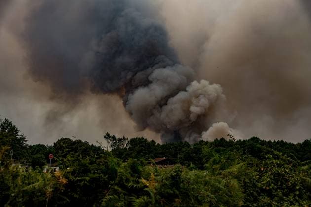 Fire in Gironde: 3,100 hectares burned between Saumos and Le Porge NEAR LEGE CAP FERRET PHOTOPQR SUD OUEST Guillaume Bonnaud GUILLAUME BONNAUD Bordeaux July 23, 2026 JULY 23, 2026 IN GIRONDE AROUND 2:30 P.M. Fire in Gironde: 3,100 hectares burned between Saumos and Le Porge NEAR LEGE CAP FERRET PH Guillaume Bonnaud Gironde, France – July 23, 2026 Firefighters battle a fast-moving wildfire in Bordeaux, Gironde, France  Copyright: xPHOTOPQR SUDxOUEST MAXPPPxGUILLAUMExBONNAUDx 20260723SDO6247 20260723SDO6247
