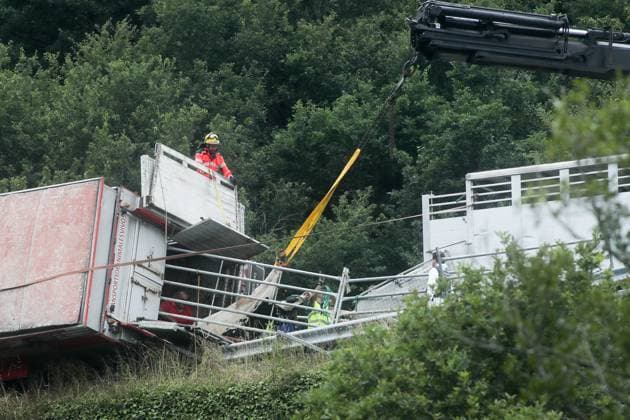 An accident involving a cattle transport truck is causing traffic delays on the A-6 in Baralla, Lugo. A group of cows traveling in the truck involved in the accident on the A-6 was evacuated, on July 23, 2026, in Baralla, Lugo, Galicia, Spain. A cattle transport truck overturned today onto a passenger car at kilometer 464 of the A-6, near the town of Baralla in Lugo, forcing the highway to be closed between kilometers 469 and 461. Traffic authorities have set up alternative detours. July 23, 2026, Spain  Copyright: xCarlosxCastrox 7683091
