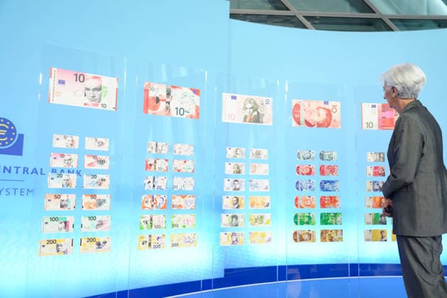 Vorstellung neuer Designvorschlaege zu EURO Banknoten durch die EZB Christine Lagarde, die Praesidentin der Europaeischen Zentralbank (EZB) bei der Ansicht der engeren Auswahl von Designvorschlaegen zukuneftiger EURO Banknoten in der Europaeischen Union und des europaeischen Waehrungsraum, Frankfurt am Main, 23.07.2026 Frankfurt am Main Hessen Deutschland *** Presentation of New Design Proposals for Euro Banknotes by the ECB Christine Lagarde, President of the European Central Bank (ECB), reviewing the shortlist of design proposals for future euro banknotes in the European Union and the euro area, Frankfurt am Main, July 23, 2026, Frankfurt am Main, Hesse, Germany