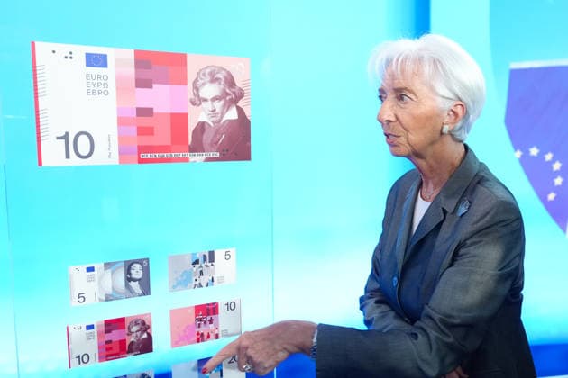 Vorstellung neuer Designvorschlaege zu EURO Banknoten durch die EZB Christine Lagarde, die Praesidentin der Europaeischen Zentralbank (EZB) an den Ausstellungstafel der engeren Auswahl von Designvorschlaegen zukuneftiger EURO Banknoten in der Europaeischen Union und des europaeischen Waehrungsraum, Frankfurt am Main, 23.07.2026 Frankfurt am Main Hessen Deutschland *** Presentation of New Design Proposals for Euro Banknotes by the ECB: Christine Lagarde, President of the European Central Bank (ECB), at the display panels featuring the shortlist of design proposals for future euro banknotes in the European Union and the euro area, Frankfurt am Main, July 23, 2026, Frankfurt am Main, Hesse, Germany