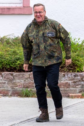 Bundesminister Boris Pistorius besucht Transporthubschrauberregiment 30, Külsheim,23.07.2026 Bundesverteidigungsminister Boris Pistorius in Flecktarn-Jacke der Bundeswehr mit Namensschild beim Besuch des Transporthubschrauberregiments 30 Tauberfranken . Er geht lächelnd und sichtlich gut gelaunt auf die Kamera zu. Hardheim Baden-Württemberg Deutschland *** Federal Minister Boris Pistorius visits Transport Helicopter Regiment 30 in Külsheim,July 23, 2026 Federal Minister of Defense Boris Pistorius, wearing a Bundeswehr Flecktarn jacket with a name tag, during a visit to Transport Helicopter Regiment 30 in Tauberfranken. He walks toward the camera with a smile, clearly in a good mood, in Hardheim, Baden-Württemberg, Germany 20260723-1V9A5518-M4000