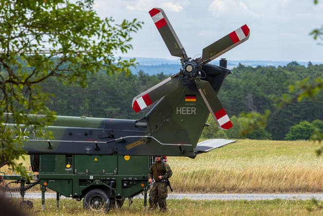 Bundesminister Boris Pistorius besucht Transporthubschrauberregiment 30, Külsheim,23.07.2026 Heckrotor eines NH90-Transporthubschraubers der Bundeswehr (Heer) auf einem mobilen Bodengestell. Ein Soldat in Kampfuniform steht neben dem Stromaggregat. Das Bild entstand im Rahmen eines Truppenbesuchs beim Transporthubschrauberregiment 30 Tauberfranken . Hardheim Baden-Württemberg Deutschland *** Federal Minister Boris Pistorius visits Transport Helicopter Regiment 30 in Külsheim,July 23, 2026 Tail rotor of an NH90 transport helicopter belonging to the German Army on a mobile ground stand A soldier in combat uniform stands next to the generator The photo was taken during a visit to Transport Helicopter Regiment 30 TauberFranken, Hardheim, Ba 20260723-1V9A5572-M4000