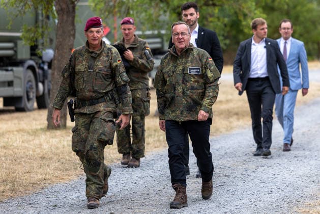 Bundesminister Boris Pistorius besucht Transporthubschrauberregiment 30, Külsheim,23.07.2026 Bundesverteidigungsminister Boris Pistorius (re., in Flecktarn-Feldausrüstung) läuft neben Oberst Roger Kahle-Specht, Kommandeur Transporthubschrauberregiment 30, über das Gelände des Übungsplatzes. Pistorius wirkt konzentriert und aufmerksam, der Gesichtsausdruck sachlich-ernst. Im Hintergrund folgen weitere Soldaten und zivile Begleiter. Hardheim Baden-Württemberg Deutschland *** Federal Minister Boris Pistorius Visits Transport Helicopter Regiment 30, Külsheim, July 23, 2026 Federal Minister of Defense Boris Pistorius, wearing Flecktarn field gear, walks alongside Colonel Roger Kahle Specht, commander of Transport Helicopter Regiment 30, 20260723-1V9A5629-M4000