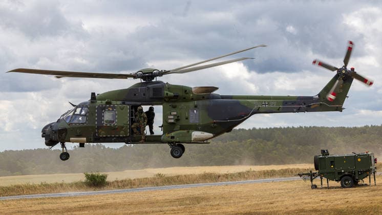 Bundesminister Boris Pistorius besucht Transporthubschrauberregiment 30, Külsheim,23.07.2026 Ein NH90 des Transporthubschrauberregiments 30 schwebt mit geöffneter Seitentür knapp über dem Boden, ein bewaffneter Soldat steht im Einstieg. Der Verband bereitet gemeinsam mit dem Aviation Utility Rotarywing Battalion 301 einen NATO-Hubschraubereinsatzverband für potenzielle Einsätze an der Ostflanke vor. Hardheim Baden-Württemberg Deutschland *** Federal Minister Boris Pistorius visits Transport Helicopter Regiment 30, Külsheim, July 23, 2026. An NH90 from Transport Helicopter Regiment 30 hovers just above the ground with its side door open, an armed soldier stands in the entryway. Together with Aviation Utility Rotary-Wing Battalion 301 20260723-1V9A5729-M4000