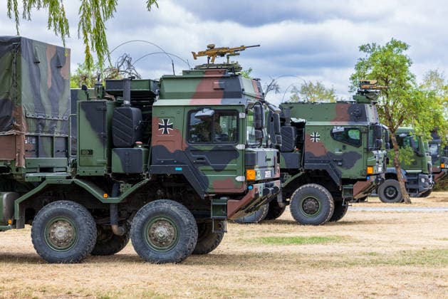 Bundesminister Boris Pistorius besucht Transporthubschrauberregiment 30, Külsheim,23.07.2026 Mehrere geschützte Transportfahrzeuge der Bundeswehr vom Typ HX81 (MAN) in Flecktarn-Lackierung stehen in einer Reihe auf dem Übungsplatz. Die Fahrzeuge sind mit Maschinengewehren auf dem Dach ausgerüstet. Sie gehören zur Ausrüstung des Transporthubschrauberregiments 30 Tauberfranken bei einer 14-tägigen Übung mit mehreren hundert Soldaten. Hardheim Baden-Württemberg Deutschland *** Federal Minister Boris Pistorius visits Transport Helicopter Regiment 30 in Külsheim,July 23, 2026 Several Bundeswehr HX81 MAN armored transport vehicles in Flecktarn camouflage are lined up on the training ground. The vehicles are equipped with machine guns 20260723-1V9A5865-M4000