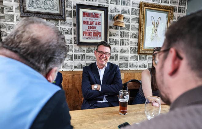 Andy Burnham visit to Harlow 23 07 2026 Britain s Prime Minister Andy Burnham speaks with locals during a visit to the Hare Inn in Harlow, east of London with the Chancellor John Healy. The UK government Thursday announced a tax cut for struggling pubs, clubs and live music venues as new Prime Minister Andy Burnham aims to ease the cost of living crisis.  Copyright: xRichardxPohlex NINTCHDBPICT001097076619