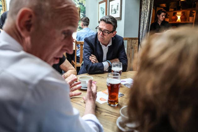 Andy Burnham visit to Harlow 23 07 2026 Britain s Prime Minister Andy Burnham speaks with locals during a visit to the Hare Inn in Harlow, east of London with the Chancellor John Healy. The UK government Thursday announced a tax cut for struggling pubs, clubs and live music venues as new Prime Minister Andy Burnham aims to ease the cost of living crisis.  Copyright: xRichardxPohlex NINTCHDBPICT001097076789