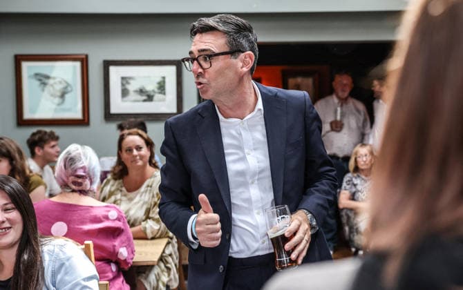 Andy Burnham visit to Harlow 23 07 2026 Britain s Prime Minister Andy Burnham speaks with locals during a visit to the Hare Inn in Harlow, east of London with the Chancellor John Healy. The UK government Thursday announced a tax cut for struggling pubs, clubs and live music venues as new Prime Minister Andy Burnham aims to ease the cost of living crisis.  Copyright: xRichardxPohlex NINTCHDBPICT001097076994